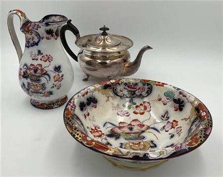 Lotto composto da una teiera in metallo argentato di forma bombata con ansa e p