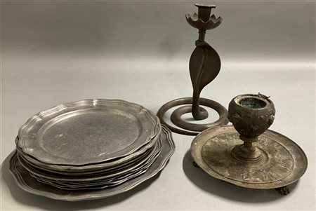 Lotto composto da un candeliere in metallo cesellato a forma di cobra, un calam