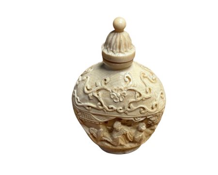 Una snuff bottle in avorio/osso scolpito con figure
Cina, inizio sec. XX 
(h. m