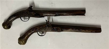 Lotto composto da due pistole a pietra focaia di gusto orientale, 