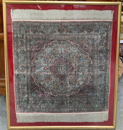 Tappeto Qum, probabile manifattura cinese, secolo XX. Annodato in seta su ordit