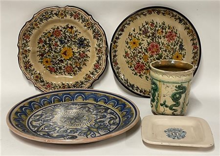 Manifatture diverse, lotto composto da tre piatti da parete, un piccolo vassoio