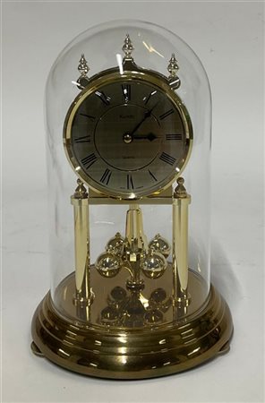 KUNDO
Orologio del tipo "quattrocento giorni" con quadrante a numeri romani. Ca