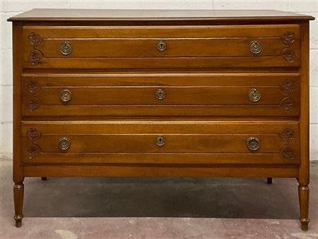 Comò a tre cassetti decorato con rosoni intagliati a fiore, fianchi riquadrati,