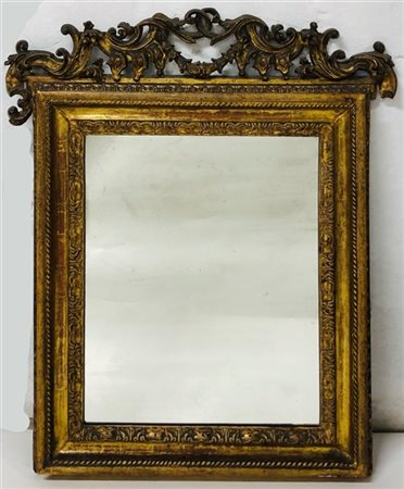 Antica specchiera con cornice dorata decorato con cimasa intagliata, traforata