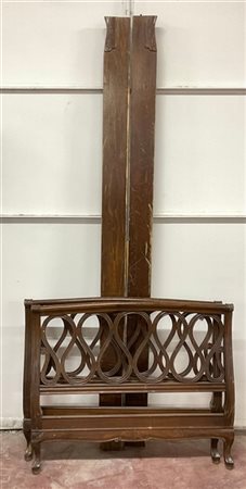 Testiera e pediera per letto singolo in legno intagliato e decorato a volute, m