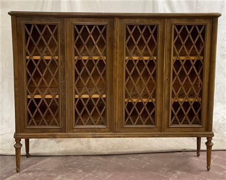 Libreria a quattro ante decorata a listelli con piedi torniti e scanalati (cm 1