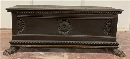 Antica cassapanca in legno intagliato, fronte centrato da rosone. Piedi anterio