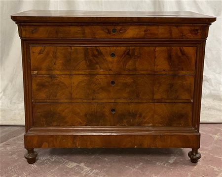 Comò lastronato con fronte a tre cassetti e uno sottopiano. Secolo XIX (cm 118x
