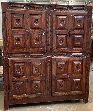 Antico mobile a quattro ante riquadrate e pannellate, fasce e montanti intaglia