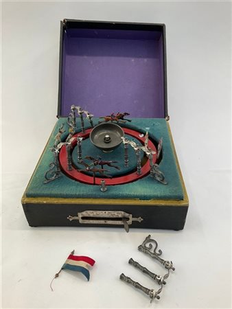 Giostra giocattolo con meccanismo a molla di produzione francese. Metallo dipin