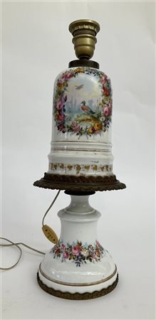 Lampada a olio in ceramica decorata in policromia a fiori con ghiere in metallo