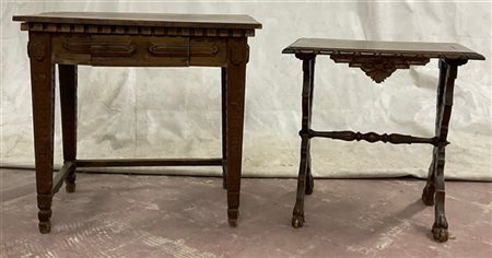 Lotto composto da due tavolini in legno intagliato con gambe riunite da travers