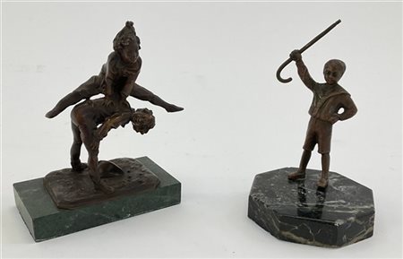 Lotto di due sculture in bronzo: una firmata alla base raffigurante due ragazzi