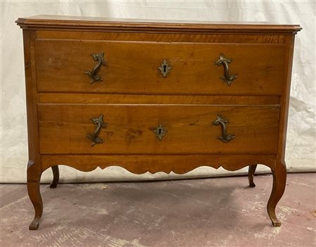 Comò con fronte a due cassetti, gambe mosse. Inizio secolo XIX (cm 105,5x80x45)