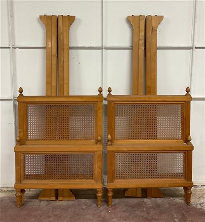 Coppia di letti in legno chiaro con montanti scanalati, pediere e testiere inca