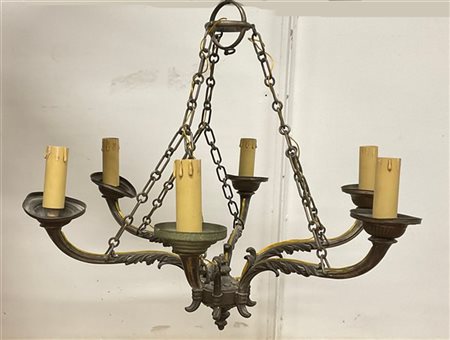 Lampadario a sei bracci decorati a volute fogliate con struttura in metallo (h.