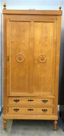 Armadio in legno a un'anta e due cassetti, montanti scanalati, piedi torniti (c