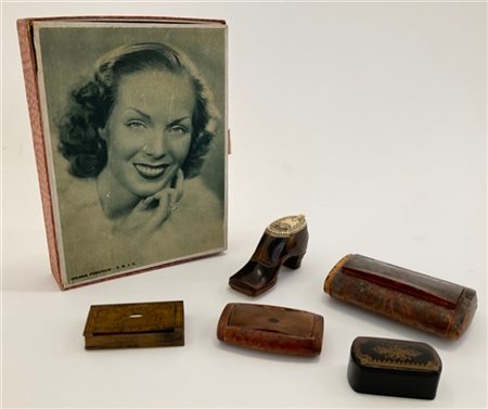 Lotto di cinque tabacchiere di fatture e materiali differenti di cui una dipint