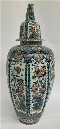 Manifattura dell'inizio del secolo XX. Vaso in ceramica di forma ottagonale dec