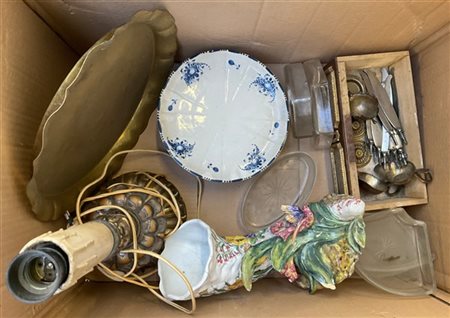 Cartone contenente numerosi oggetti diversi (difetti)