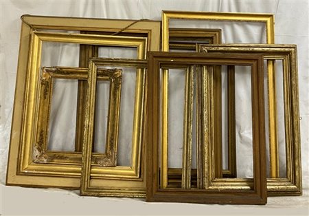 Lotto composto da nove cornici in legno laccato e dorato di diversa epoca e mis
