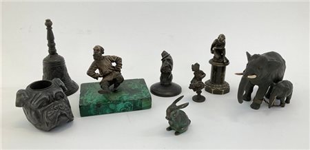 Lotto composto da un calamaio e un campanello in bronzo e cinque piccole scultu