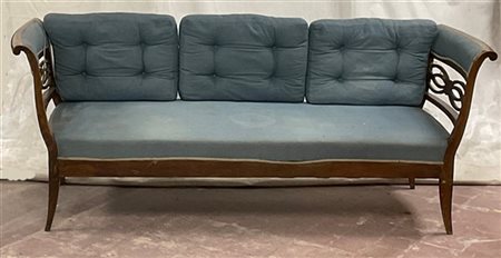 Divano lastronato con braccioli mossi decorati a elemento traforato, gambe moss