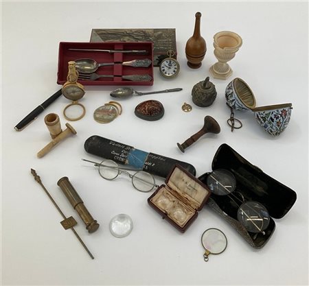 Scatola contenente numerosi oggetti di fatture, usi ed epoche differenti (difet