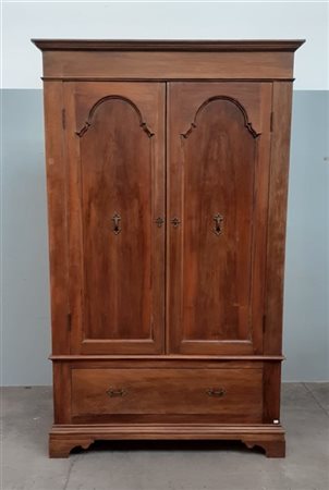 Armadio in legno a due ante pannellate con cassetto, piedi intagliati a mensola