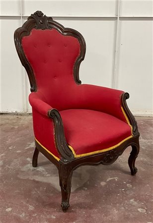 Poltrona in legno intagliato, montanti scanalati e piedi terminanti a ricciolo,