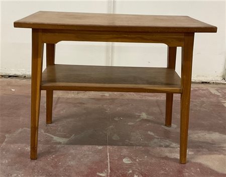 Tavolino in legno con gambe riunite da pianetto (cm 83x64x51) (difetti)