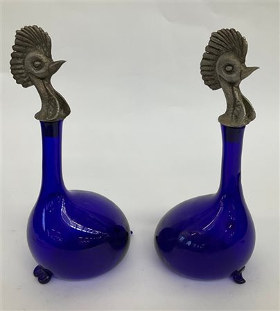 Lotto composto da due bottiglie in vetro blu con tappo in metallo a guisa di vo