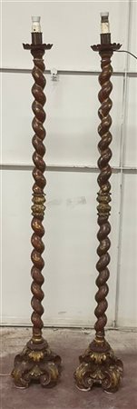 Coppia di torciere in legno laccato e dorato con basi decorate a volute (h. cm