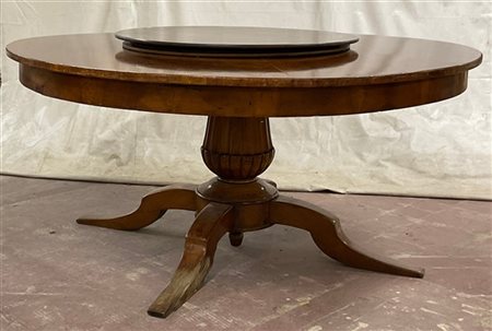 Tavolo lastronato con piano circolare, sostegno tripode con fusto scanalato. Se