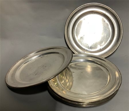 Lotto ocmposto da sei vassoi tondi, numerose posate e oggetti diversi in metall