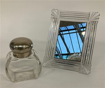 Lotto composto da uno specchio da tavolo e una bottiglia con tappo in argento t