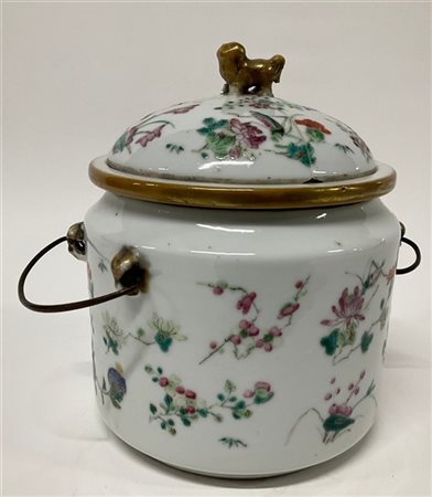 Portariso biansato con coperchio in porcellana decorata in policromia a fiori e