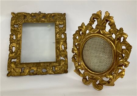 Lotto di due cornici in legno intagliato e dorato a volute. Secolo XVIII/XIX (d