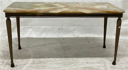 Tavolino da salotto in metallo con fascia traforata e cesellata, gambe tornite