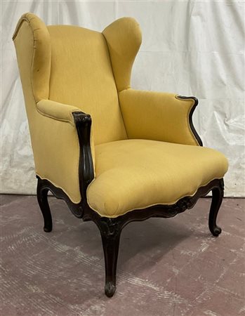 Bergère in noce con braccioli intagliati a ricciolo, gambe e fasce mosse decora