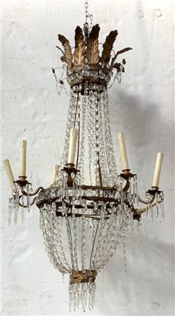 Lampadario a cesto a otto luci con fascie in rame sbalzato a palmette e foglie,