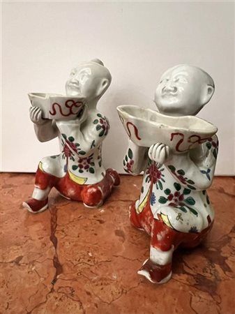 Coppia di sculture in porcellana policroma raffiguranti figura di cinese ingino