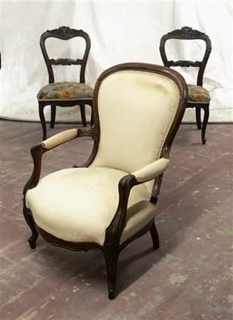 Lotto composto da una poltrona e una coppia di sedie in legno del secolo XIX (d