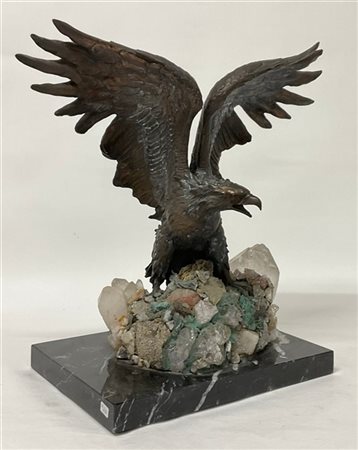 Scultura in bronzo raffugurante aquila ad ali spigate su finta roccia in quarzi