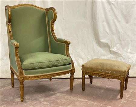 Bergère con panchetto in legno intagliato e dorato, decorata nei montanti e nel