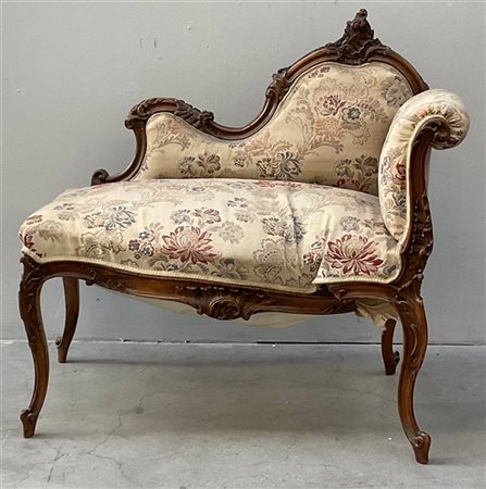 Divanetto di forma mossa in legno intagliato e scolpito (cm 76x80x50) (difetti)