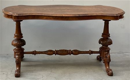 Tavolo da salotto di forma mossa lastronato in noce e radica di noce, gambe int