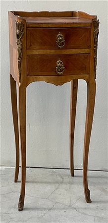 Comodino da centro di forma mossa lastronato a due cassetti decorata con guarni