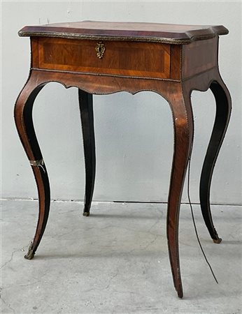 Tavolino da lavoro di forma mossa con piano intarsiato in legni vari a strument